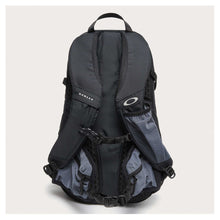 Load image into Gallery viewer, Oakley Seeker Traverse RC 13L Hydra Bag - Blackout