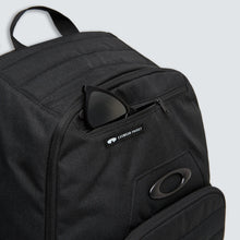 Load image into Gallery viewer, Oakley Enduro 25L 4.0 Backpack - Blackout